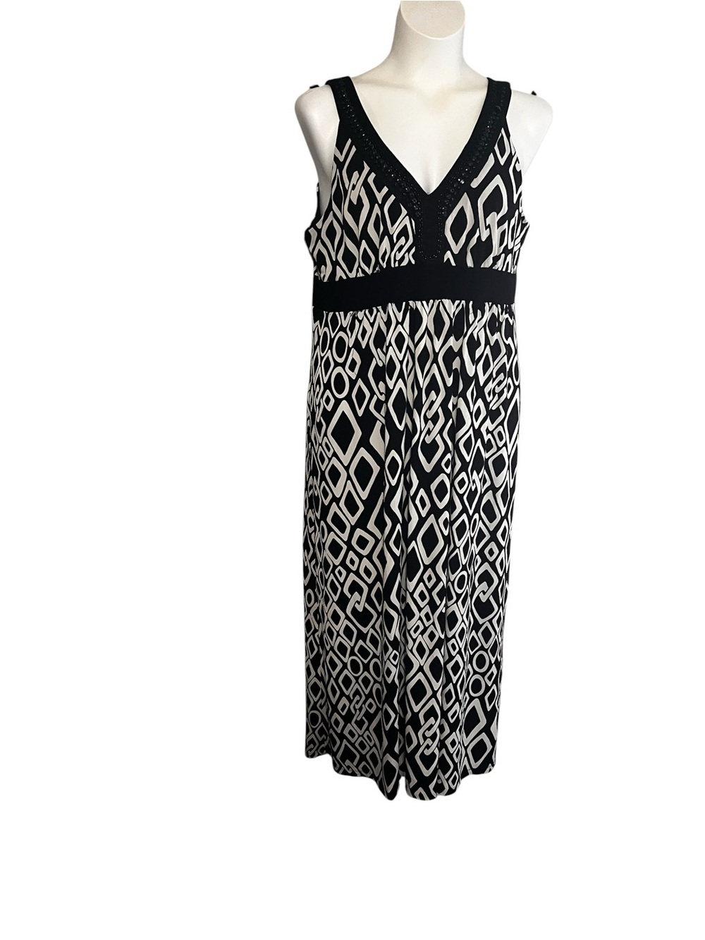 Ronni Nicole Black Lined Dress Label Close-Up